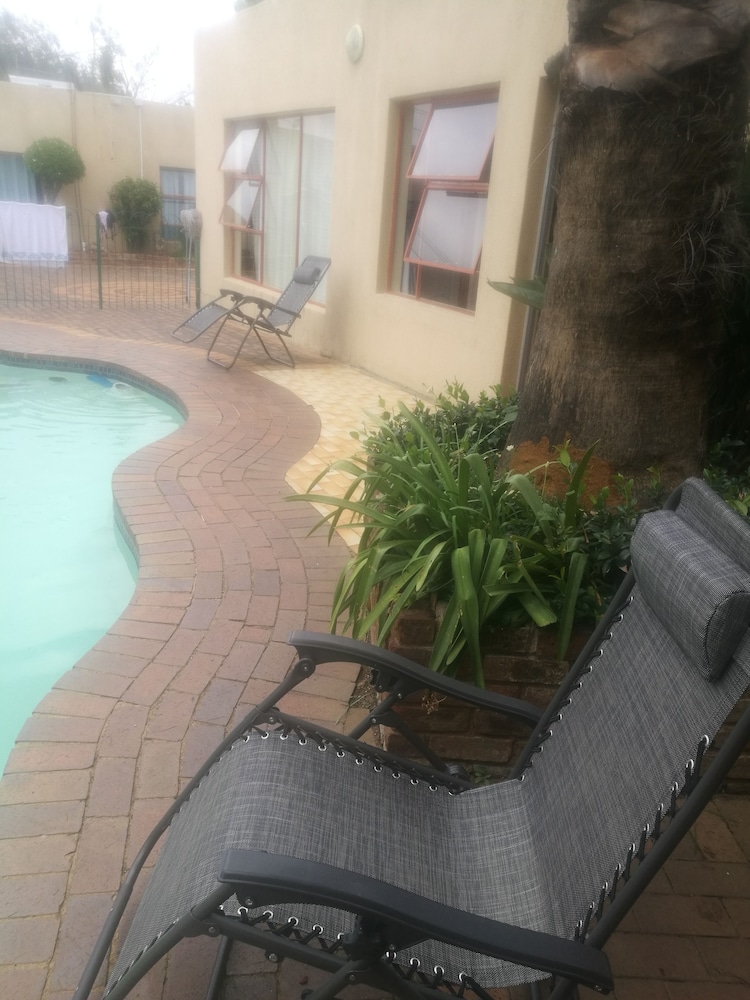 Naisar Holiday Home & Cottage Primrose — 4-Star Luxury Hotel in Germiston, South Africa