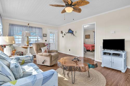 The Beach Fact Oar by Oak Island Accommodations - photo 38
