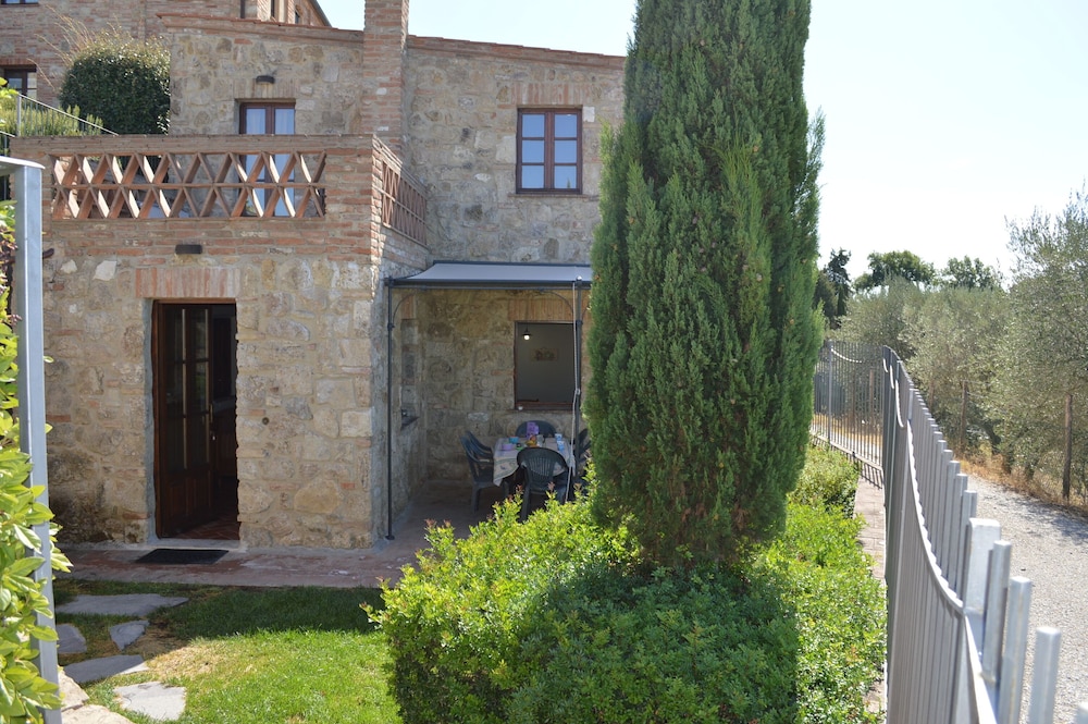 House With Private Garden in the Crete Senesi — 4-Star Luxury Hotel in Asciano, Italy