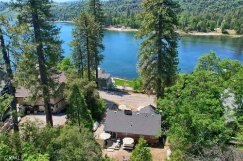 Lake View Cabin Private Dock Free Night Special — 4-Star Luxury Hotel in Bass Lake, United States