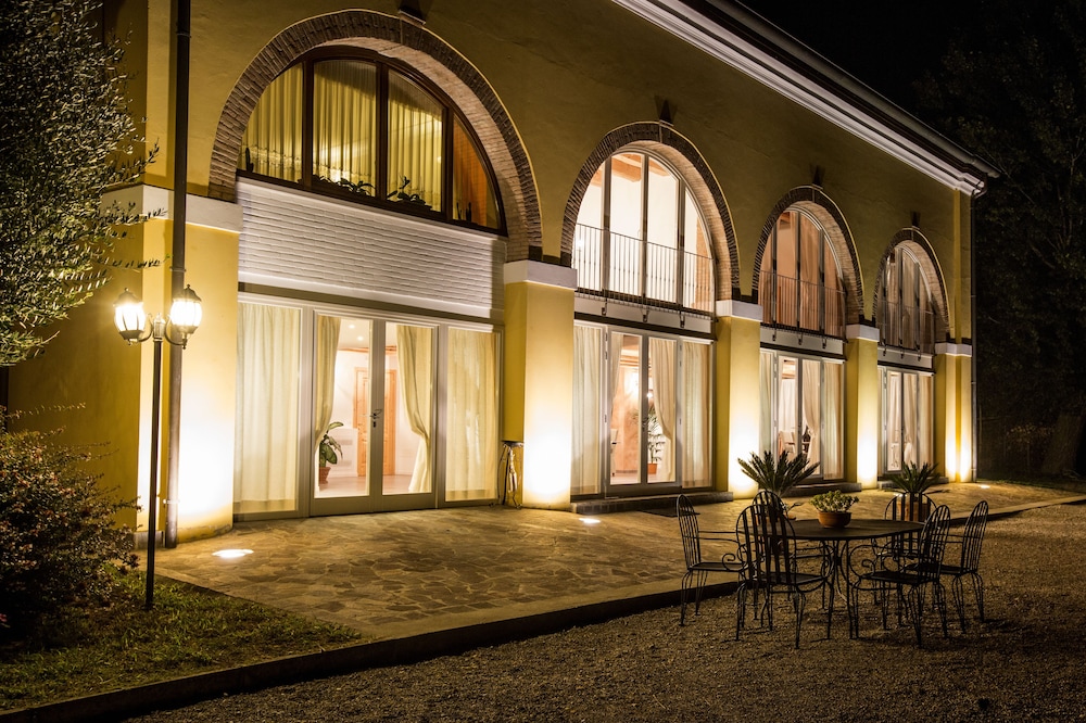 Agriturismo Ae Cavane — 4-Star Luxury Hotel in Codevigo, Italy