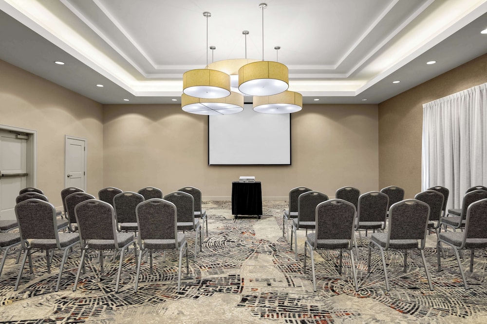 Embassy Suites Newark Airport - photo 46