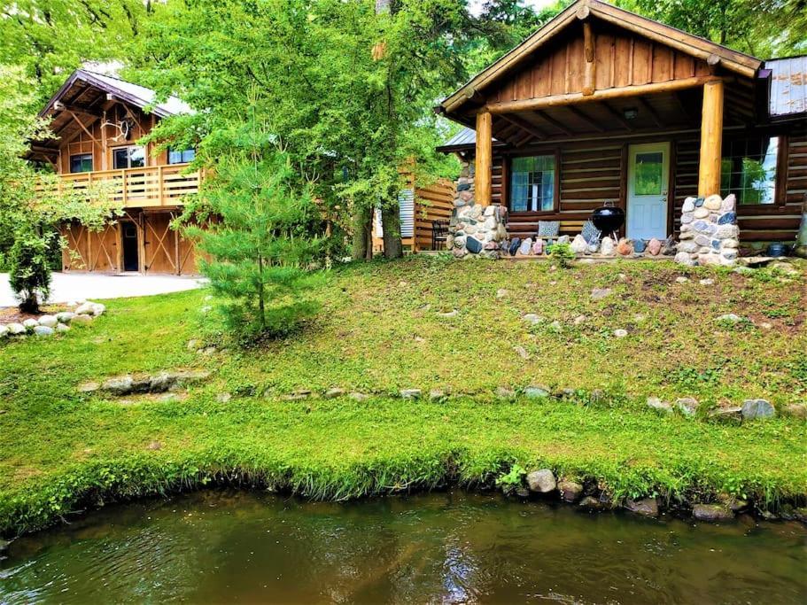 3 Cottage Exclusive Retreat Hot Tubs Walk to Beach — 4-Star Luxury Hotel in Traverse City, United States