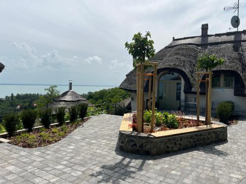 Panorama Apartmanház — 4-Star Luxury Hotel in Badacsonytomaj, Hungary