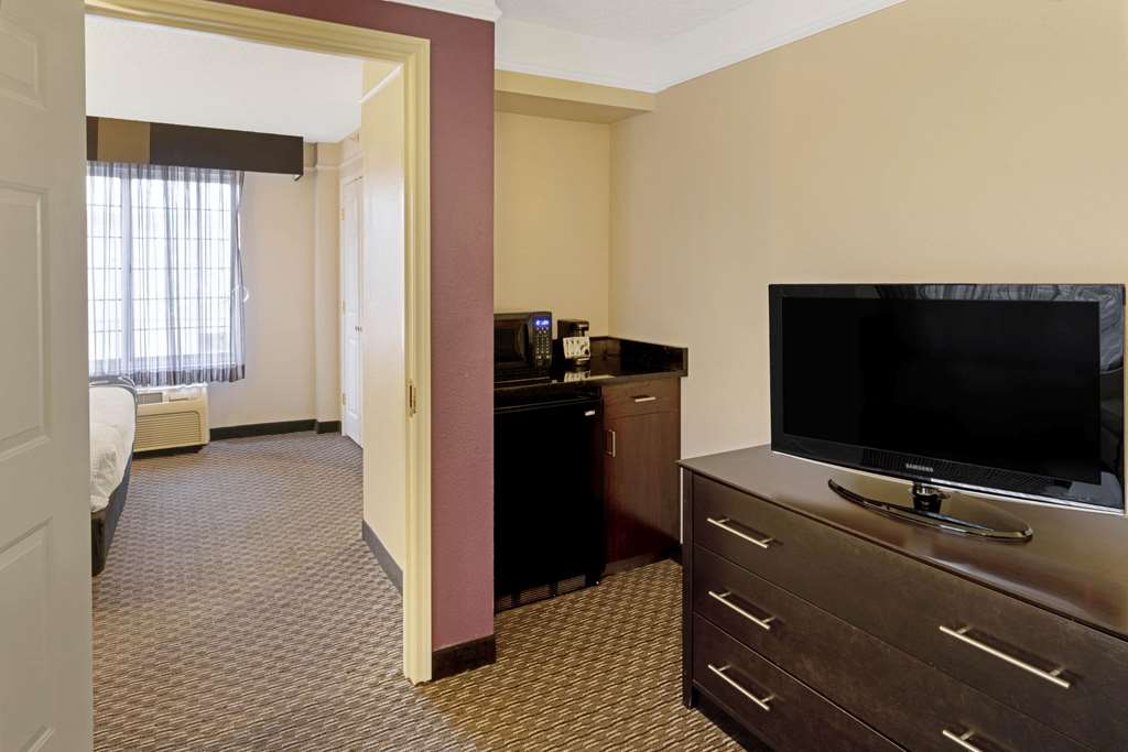 La Quinta Inn & Suites by Wyndham Phoenix Scottsdale - photo 30
