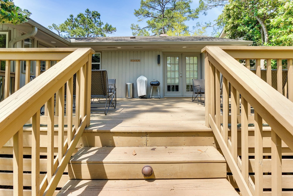 2 Mi to Beach Sea Pines Resort Home w Large Yard - photo 14