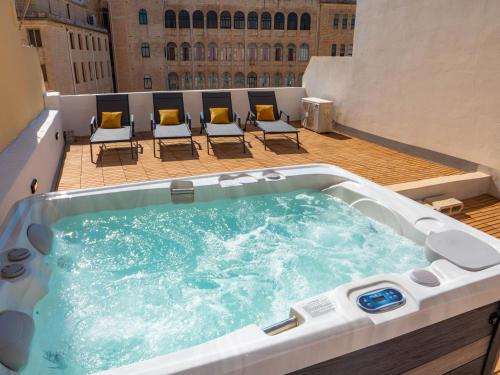 Villa Milano Jacuzzi Rooftop Lounge with BBQ and Billiard Room — 4-Star Luxury Hotel in Sliema, Malta