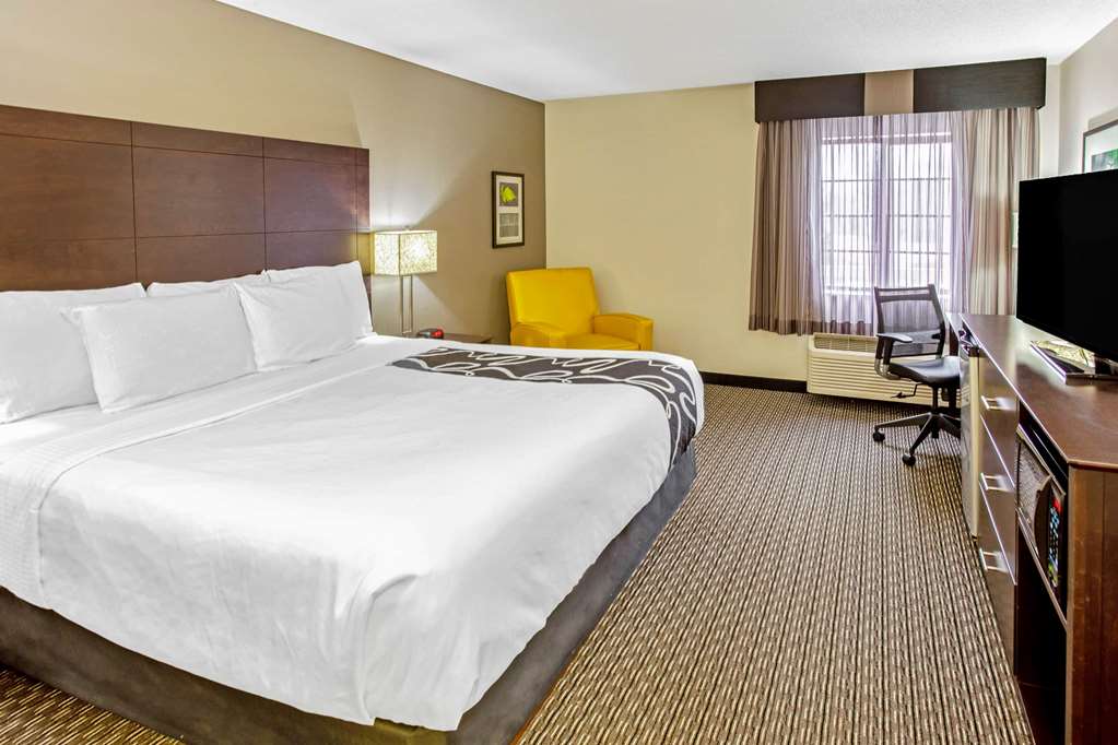 La Quinta Inn & Suites by Wyndham Milwaukee Delafield - photo 26