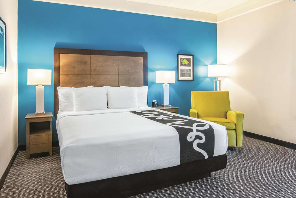 La Quinta Inn & Suites by Wyndham Orlando UCF - photo 19