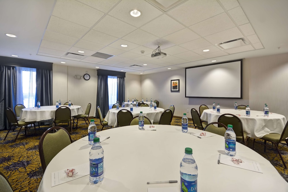 Hampton Inn & Suites Detroit Warren - photo 36