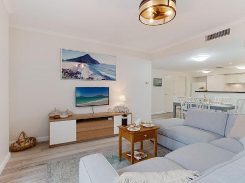 101 The Breakwater 2 Messines Linen Wifi Air con — 4-Star Luxury Hotel in Shoal Bay, Australia