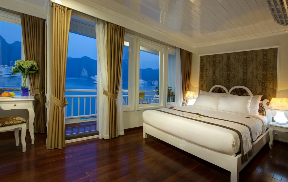 Signature Royal Halong Cruise — 4-Star Luxury Hotel in Ha Long, Vietnam