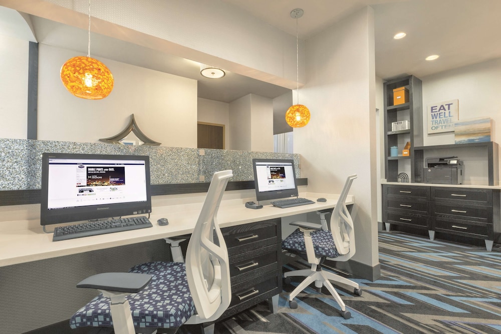 Hampton Inn & Suites Herndon Reston - photo 41