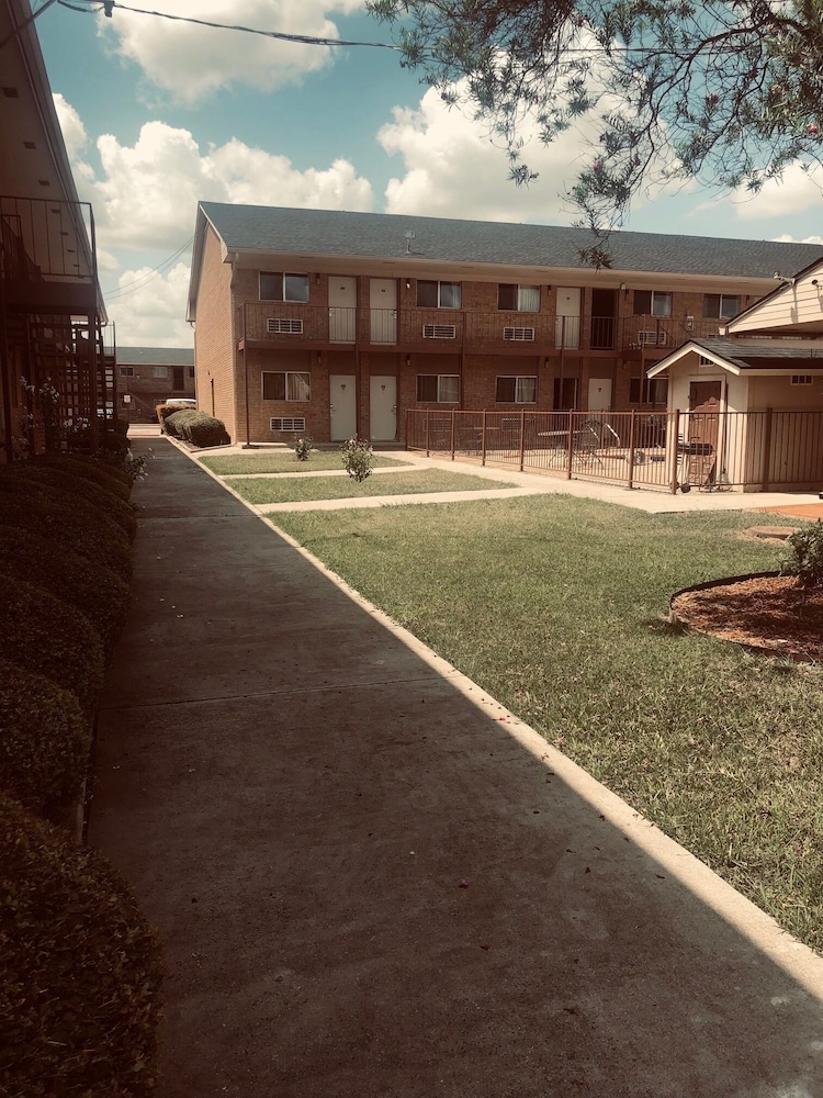 Hallmark Inn and Suites - photo 13