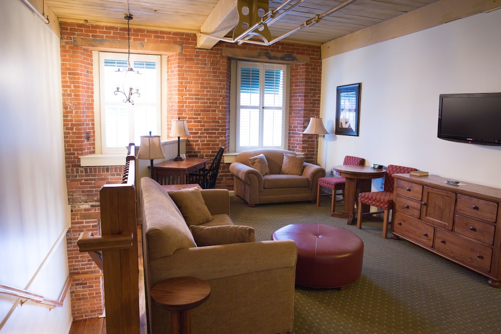 The Common Man Inn & Restaurant - photo 82
