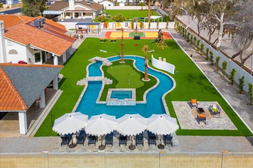 Lazy River Luxe 6 BR Sleeps 16 Pickleball Hot Tub — 4-Star Luxury Hotel in Glendale, United States