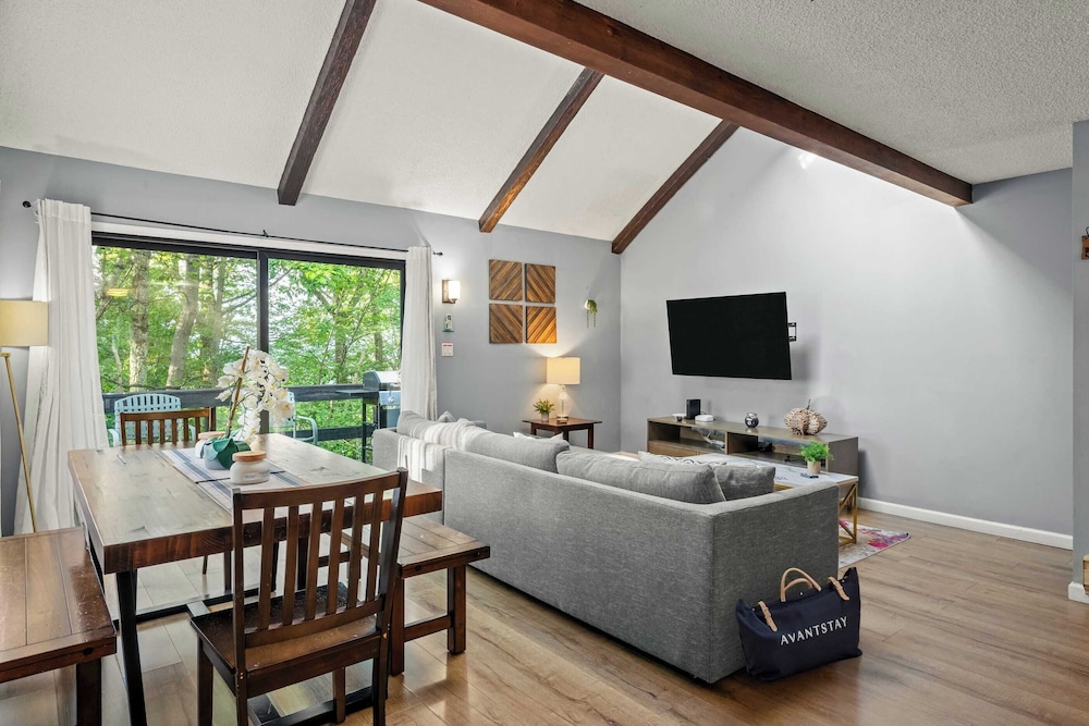 Timberline Retreat Forest Views & Minutes to Camelback Resort in Tannersville, United States