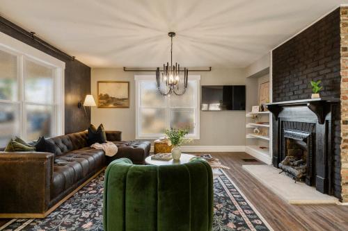 Luxury Bourbon Trail Retreat 3 King Beds — hotel in Lawrenceburg