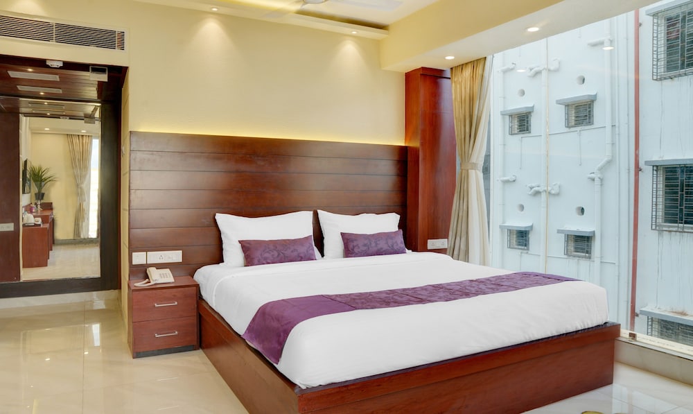 Treebo Premium The Crystal Chinar Park - carbon neutral hotel in Barasat