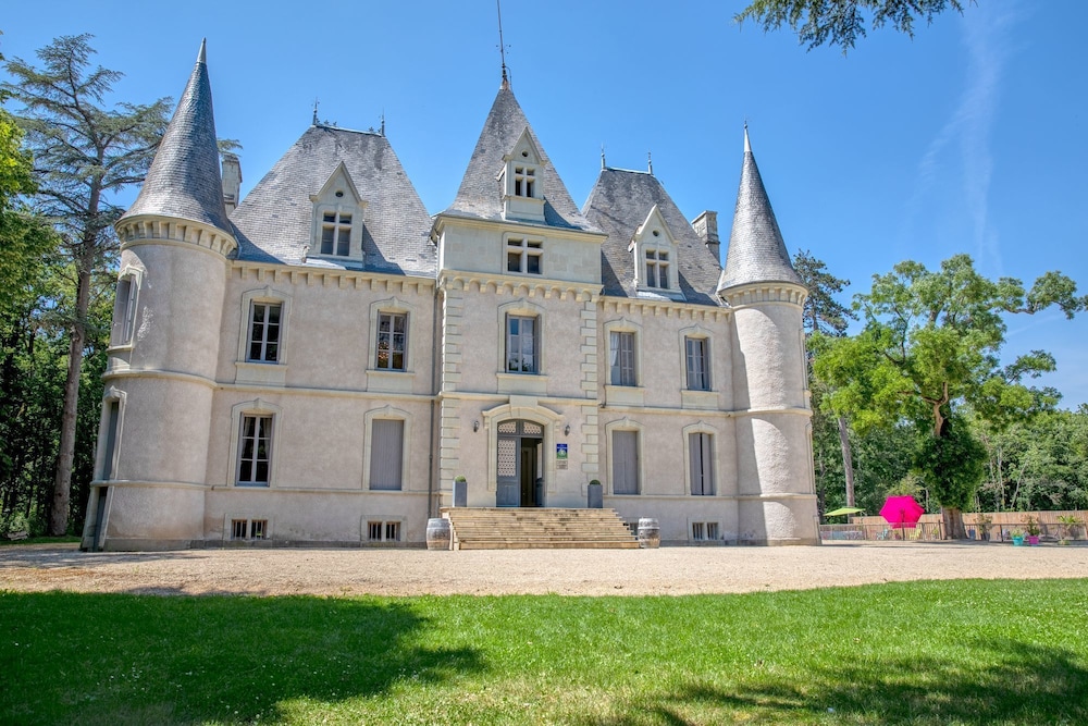 Chateau de Baillant — 4-Star Luxury Hotel in Vendeuvre-Du-Poitou, France