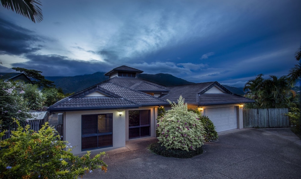 Brinsmead Family Holiday Home — 4-Star Luxury Hotel in Brinsmead, Australia