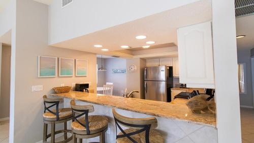 Updated 2BR 2nd floor condo on Siesta Key tennis and pickleball private beach access — 4-Star Luxury Hotel in Siesta Key, United States