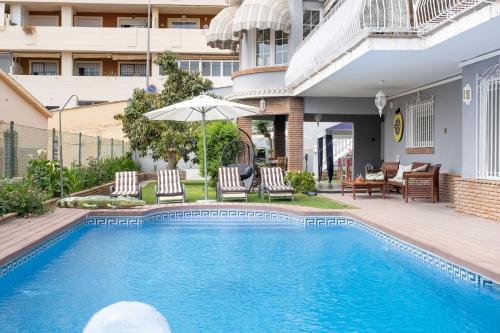 Apartment Los Olivos Heated Pool — 4-Star Luxury Hotel in Rincon De La Victoria, Spain