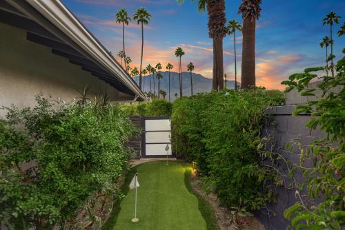 Ultra Luxury Mid Century Alexander Pool 3BD 3BATH in Palm Springs, United States