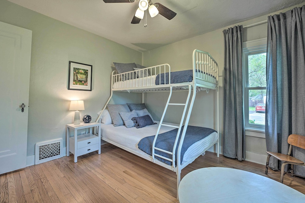 Benton Harbor Gracie Cottage with Hot Tub And Yard — 4-Star Luxury Hotel in Benton Harbor, United States