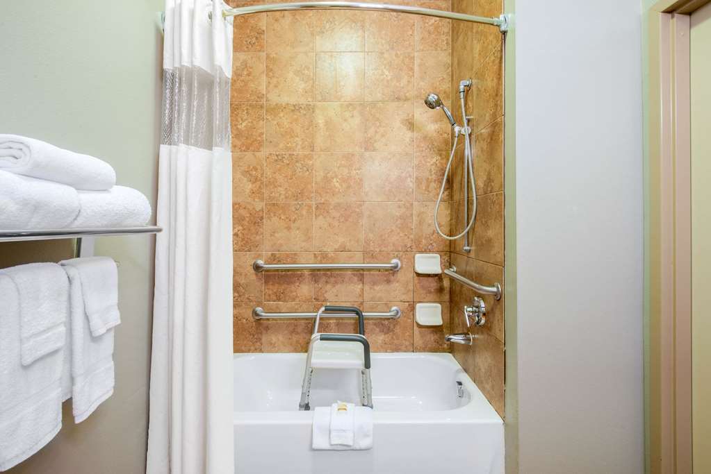 La Quinta Inn & Suites by Wyndham Glen Rose - photo 41