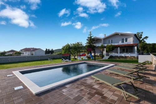 House Rose with Garden and Pool — 4-Star Luxury Hotel in Razanac, Croatia