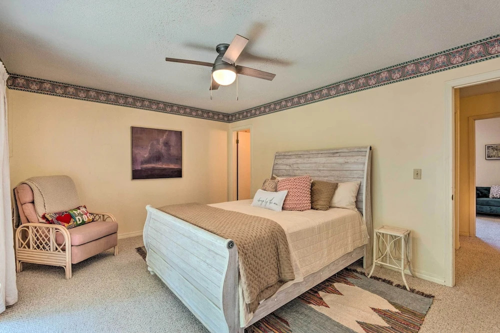 Townhome w Lush Forest View Steps to Beach — 4-Star Luxury Hotel in Seaside, United States