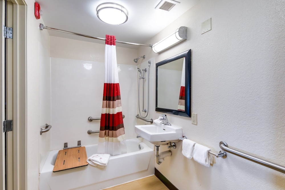 Red Roof Inn Laredo - photo 29