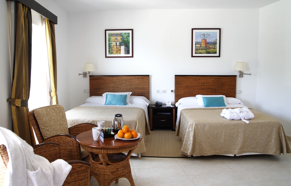 Hotel Apartamentos Cala Santanyi — 4-Star Luxury Hotel in Santanyi, Spain