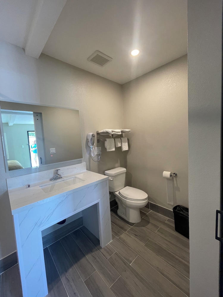 Stadium Inn & Spas - photo 21