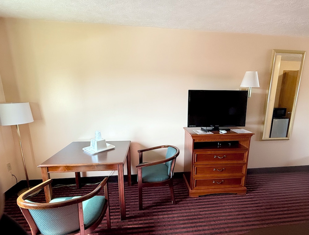 Cadillac Inn - photo 11