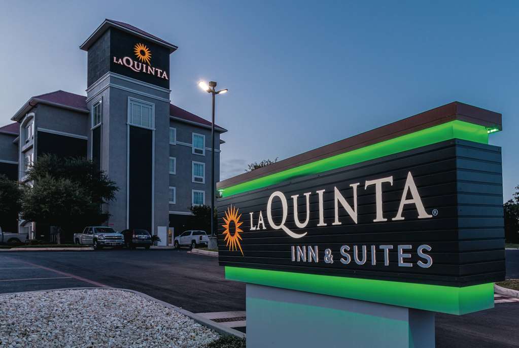 La Quinta Inn & Suites by Wyndham San Antonio Northwest - featured photo