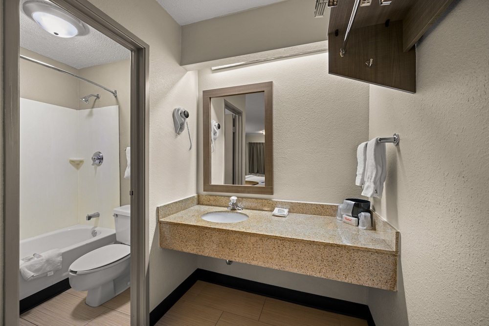 Red Roof Inn Detroit Royal Oak Madison Heights - photo 20