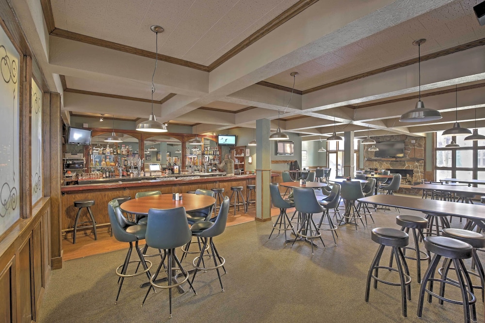 2 Mi To Granby Ranch Condo with Hot Tub Access — 4-Star Luxury Hotel in Granby, United States