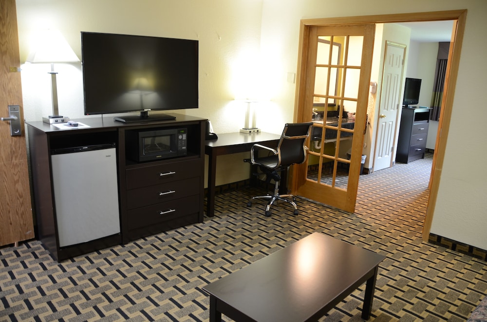 AmericInn by Wyndham West Burlington - photo 28