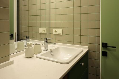 Chic 1BR Apt in Moedani complex By Wehost