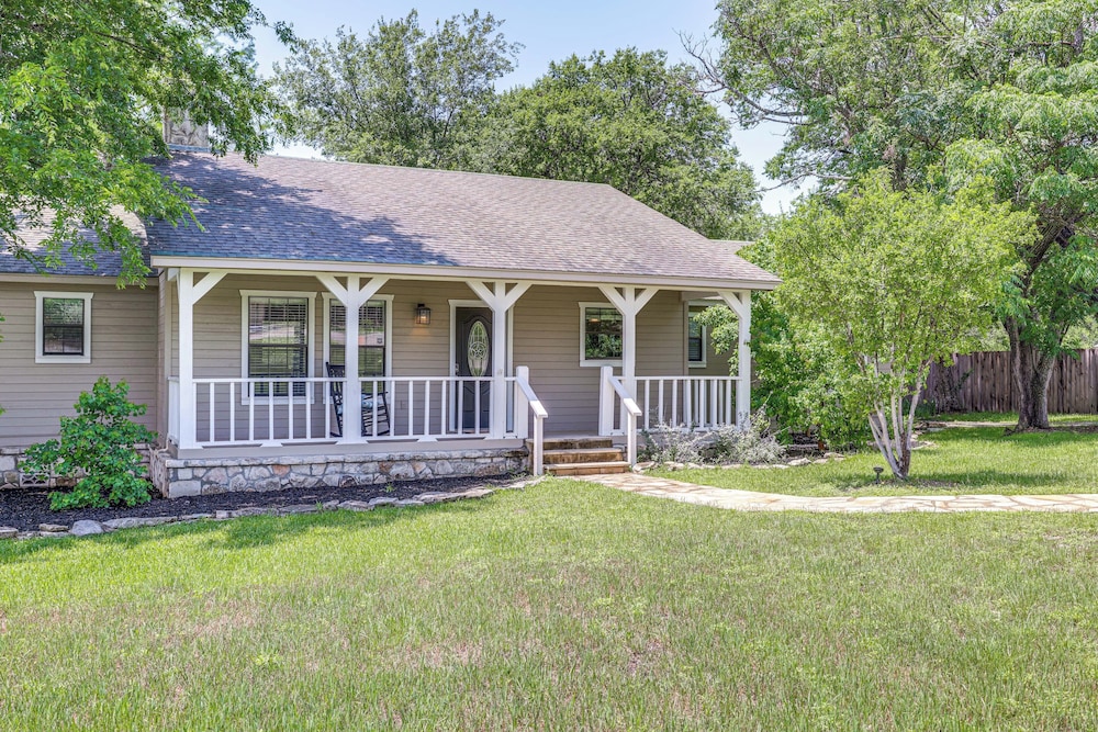 3 Mi to Boerne Lake: Getaway w Deck & Yard in Boerne, United States
