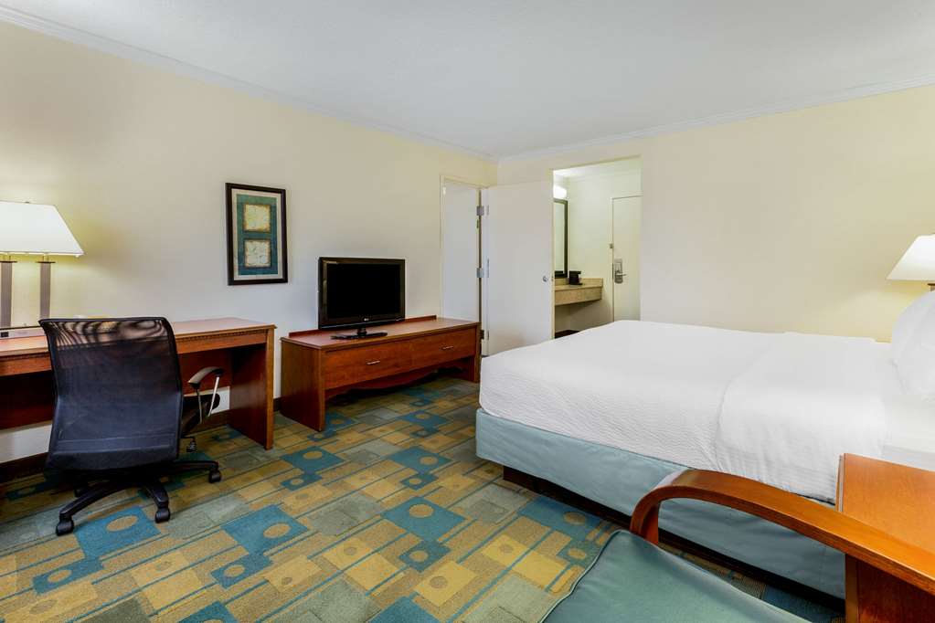 La Quinta Inn by Wyndham Chicago Willowbrook - photo 21