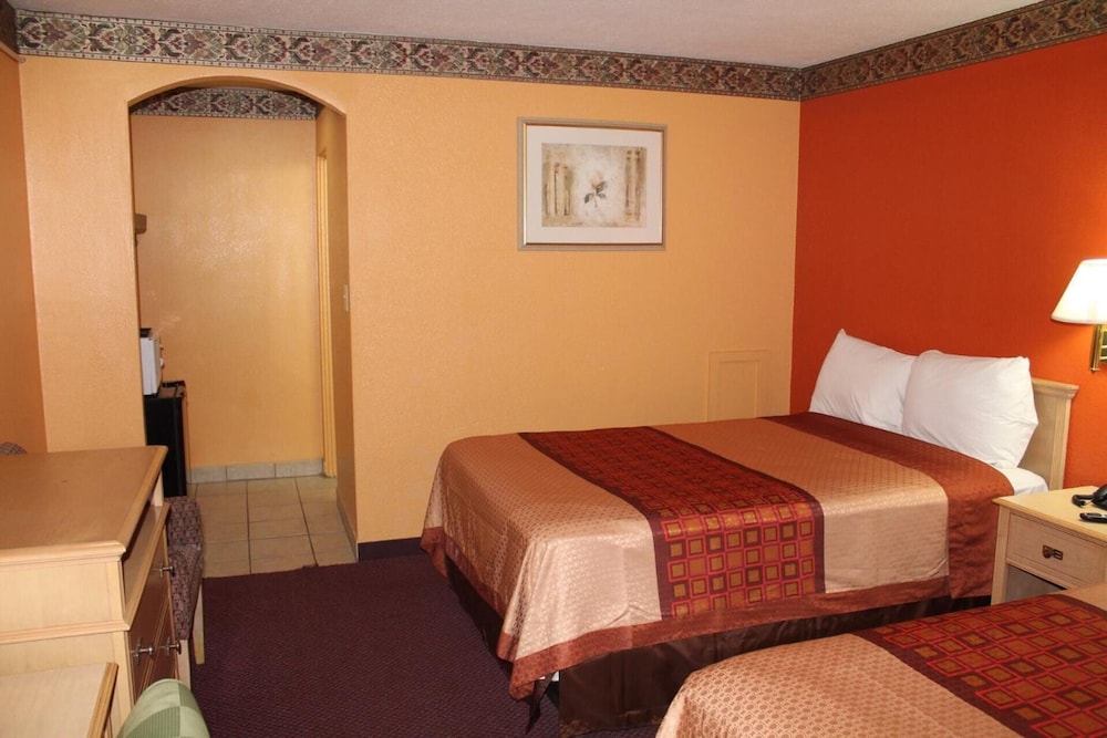 Hutchinson Inn - photo 14