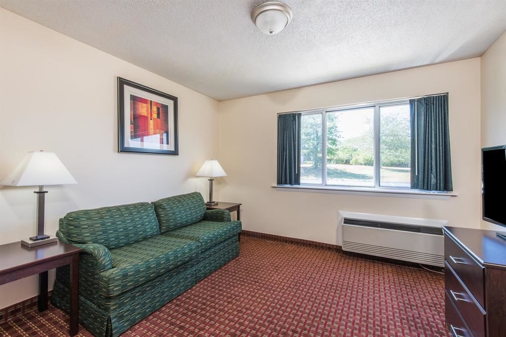 Days Inn and Suites by Wyndham Groton Near the Casinos - photo 12
