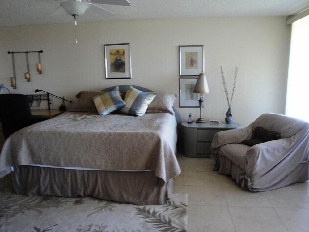 Hibiscus Oceanfront Resort - photo 9