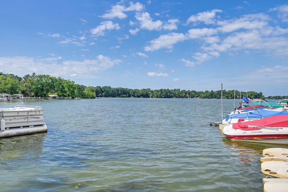 Chippewa Falls Retreat on Lake Wissota with 2 Decks — hotel in Chippewa Falls