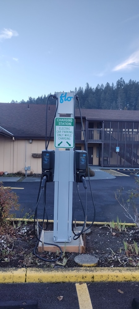 Oakridge Inn & Suites - featured photo