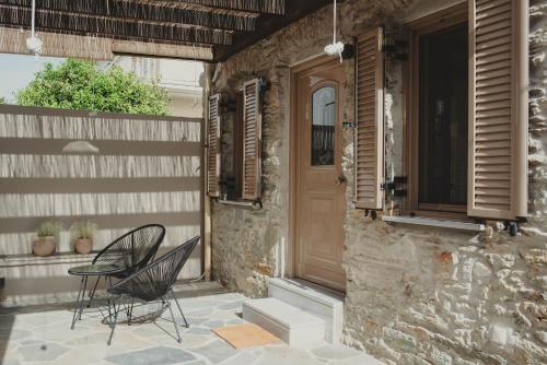 Theros - carbon neutral hotel in Karystos