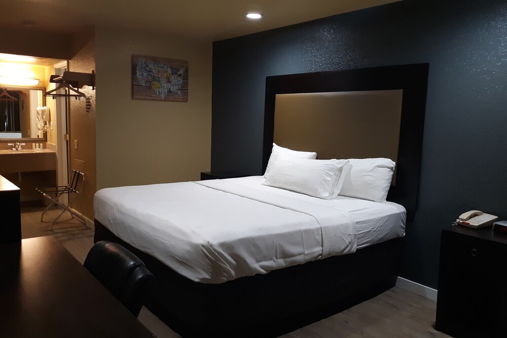 Woodridge Inn and Suites - photo 9